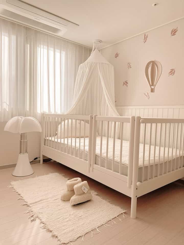 #子育て

ルアバンにきれいなベッドが来ました🤎 
実物を見るとすぐに、あなたはきれいです。
叫んだよ🙈
最近ホワイトインテリアにすっかり落ちてアルテハイム 
New Bling Bling 8もRed Oakと悩みましたが、クリームホワイトとして選びました🤍

ベビーベッドを選ぶときに最も重要なのは 
環境にやさしい木材でしたが、New Bling Bling 8は集成された原木ではなく通原木を使用し、SEOに優しい木材等級で安心して使用可能です。

両側のガードと左右の移動はもちろん抜去が可能です。 
新生児から大人まで利用可能 
新生の朝は何ヶ月も使用できませんが、New Bling Bling 8は
後でLuaが大きかったときにも使えてよかったです。 

出荷されるとすぐに、とてもきれいでプレイルームに置きます。 
すぐに写真を撮りましたが、ルアの寝室もきれいに飾りました。
寝室できれいに写真を撮って見せてあげます😚
New Bling Bling 8に使用するきれいなバンパーガードも来ましたよ🙈

Instagramアカウント_sara_.home

＃アルテハイム＃アルテハイムベッド＃幼児用家具＃幼児用ベッド＃キッズ家具＃キッズベッド＃子供用ベッド 
＃ベビールーム＃ベビールームインテリア＃ベビールーム飾り＃ベビー＃セルフインテリア＃ベビールーム家具＃子育て＃子育てコミュニケーション＃ヨンティマム＃ヨンティベビー＃ベビー 
