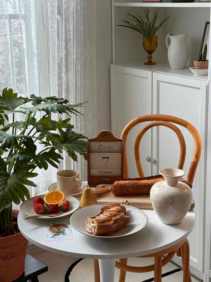 ブランチテーブル🍽️🥖

人気の高いカーネスのオートミールプレートで見た
今日のソゴンテーブル：ジャンボンブールブランチ🥖🍽️

おいしいサンウォッチを作り、果物まで添えます。
見るだけでも気持ちいいブランチテーブル完成🥰
しっかり食べて今日もファイティングしなければならない、 

元気で幸せな一日を過ごしてください！ 

＃かわいいボウル＃新婚ボール＃パスタボール＃フロントプレート
#tablesetting #テーブル設定 #ホームカフェインテリア 
＃テーブルデコ＃オンザテーブル＃ホームカフェ小物
＃ジャンボンブール＃ソゴンテーブル＃ホームカフェゾーン＃ホームカフェテーブル 
＃イケアビリー＃イケアビリー本棚＃ビリー本棚 
#テーブルセッティング 

