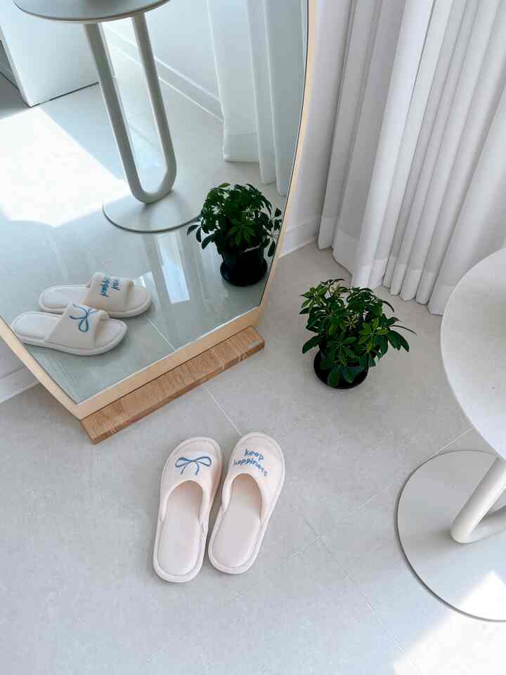 #협찬 #드로우데이 #drawday

It's a weekend full of spring energy.

I usually have severe cold hands and feet,
and my living room floor is tiled,
so I always wear indoor shoes.

The material is soft and comfortable to wear,
and the design is pretty,
so I've been wearing Drawday products every day these days.
The heel is thick, so I can use it comfortably without worrying about noise between floors^^ 

#Room shoes #슬리퍼 #실내화 #발레코어 #리본 #거실슬리퍼 #층간소음실내화 #홈웨어 #신혼부부실내화 #커플실내화 #실내화거치대 #러그 #거실인테리어 #침실인테리어 #집꾸미기 #방꾸미기 #집들이선물 #소품샵 #홈스타일링 #홈데코투어
#Mate house 1st #메이트하우스 #통하