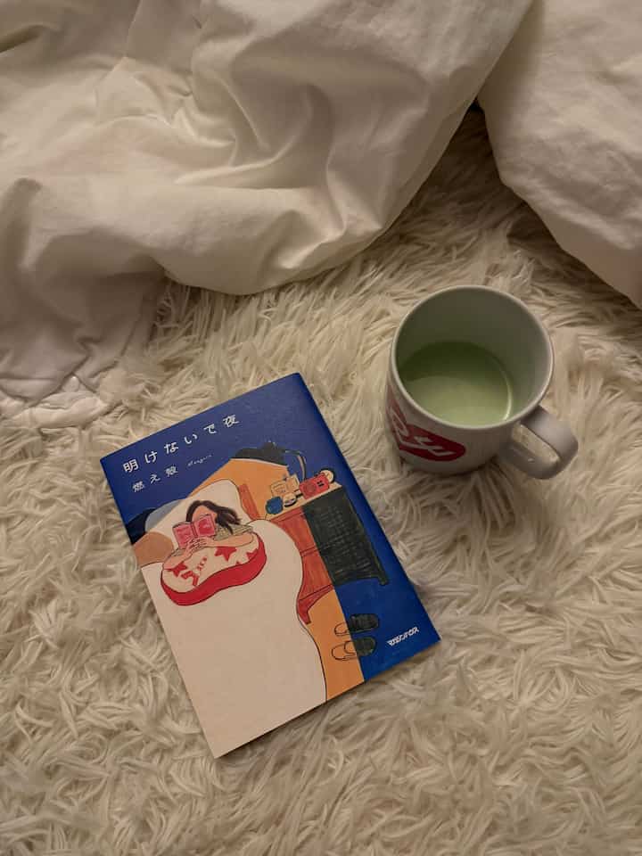 最近、通勤中に文芸本やエッセイを見る事にハマってます📚

いろんな方の経験したこと、感じたことを覗き見してる感覚で読んでいると心がほぐれる感じ😌
燃え殻さんは初めて読んだけど、ちょっと笑えたり、穏やかな感じもあって凄く良かった！他の本も絶対買う！

#読書　#リビング #インテリア #リビングインテリア #くつろぎ #くつろぎスペース #インテリア小物 #マグカップ 
