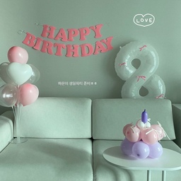 오늘 생일인 딸아이를 위해 생일 파티를 준비했어요🎊
매년 생일파티를 해주다가 작년에 한번 건너뛰었더니
아이가 많이 아쉬워하는 눈치였거든요🥹
그래서 이번엔 생일전에 미리 딸아이 취향으로
파티용품 찾아보고 주문해서 열심히 꾸며줬답니다!
아이 취향에 맞춰 핑크핑크하고 화사하게 꾸며줬더니
넘 좋아하구 만족도 100% 네요➰
우리딸 8살 생일 많이 축하하고 사랑해💜💜
#오늘의우리집 #예쁜템최고야 #아이생일파티
#생일파티용품 #봄비앙