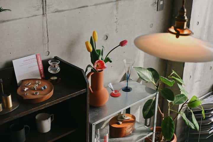 I bought some tulips on my way home from work 🌷
I arranged them in a new flower vase, and they were so cute that I ended up taking a lot of pictures... 🤤📸

#room #部屋作り #部屋インテリア #インテリア #インテリア小物 #インテリア配色 #花瓶 #フラワーベース #雑貨 #ディスプレイ #ディスプレイラック #ディスプレイ棚 #棚 #家具 #古家具 #アンティーク #アンティーク家具 #ビンテージ #ビンテージ家具