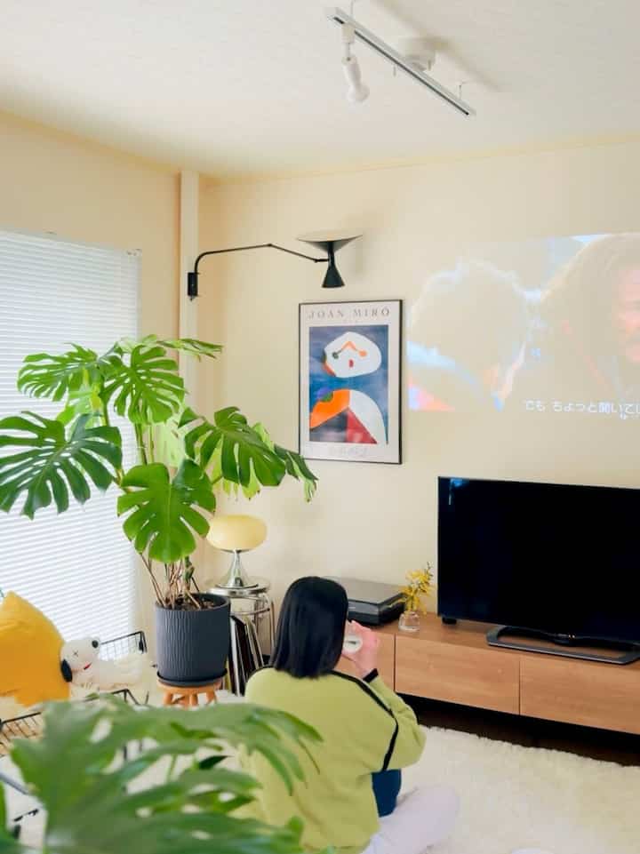 Saya akhirnya membeli proyektor yang selalu saya inginkan.

Anda dapat melihat kualitas seperti ini dengan harga kurang dari 10.000 yen!
Aku terkejut 🥹👏🏻
Hari hujan adalah saatnya tidak ada yang bisa dilakukan, jadi saya menonton film atau membaca buku, yang membuatnya lebih nyaman.

#Ruang tamu #リビングインテリア #インテリア家電 #プロジェクター #映画 #インテリア植物 #インテリアおすすめ #リビングのカーペット