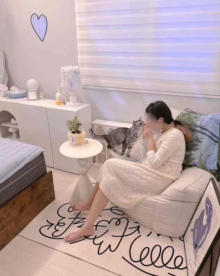 #예쁜템최고야 #콘스프기록  #고양이가있는집 #일상기록 #러그추천 #예쁜러그 #조명인테리어 #벽꾸미기 #침실인테리어 #꿀템추천 #rug 


