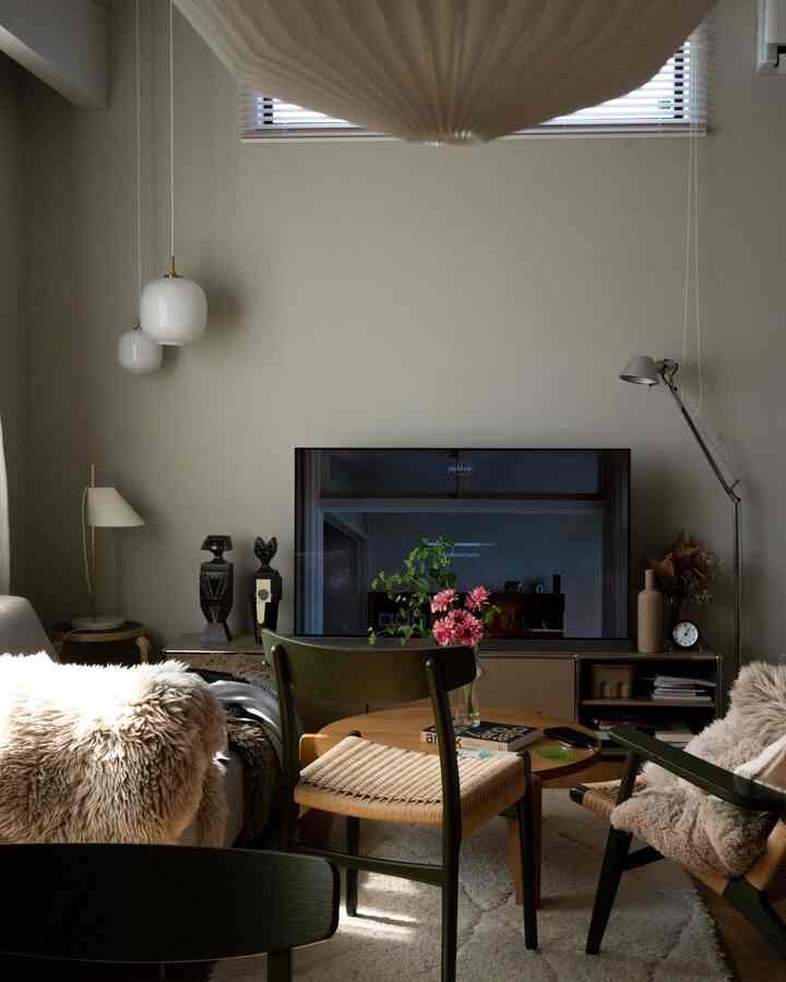 ピンクのガーベラ飾って春色リビング。
#春インテリア #春のインテリア  #ミッドセンチュリーモダン #北欧インテリア #midcentury