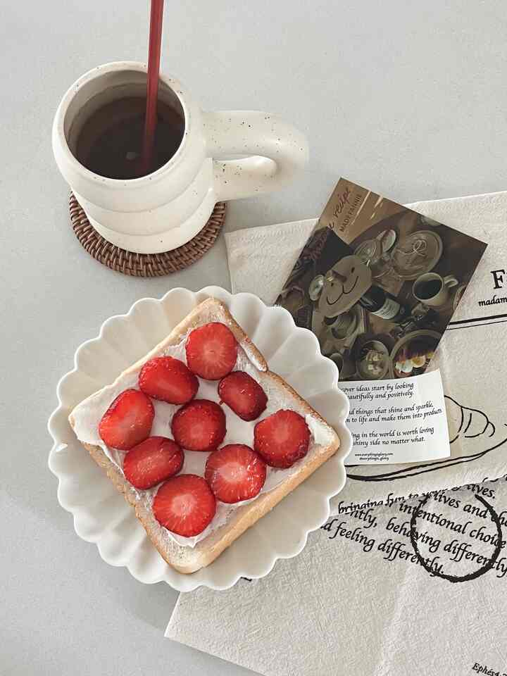 🍓 Strawberry Cream Cheese Sandwich
#OhHomeStoRang #콘수프기록

Today, I made a refreshing and sweet strawberry cream cheese sandwich! 🍓🩷
The combination of fluffy bread on the outside and sweet and sour strawberries and soft cream cheese on the inside is perfect.

🥪 Preparing the ingredients
✔ Fresh strawberries 🍓
✔ Cream cheese
✔ Fluffy bread 🍞

Spread the cream cheese, slice the strawberries, and you're done~
A simple yet delicious home restaurant menu, highly recommended! 😋💕

#Vintage Interior #따뜻한집 #감성홈 #취미공간 #맞팔 #집콕라이프 #오늘의집