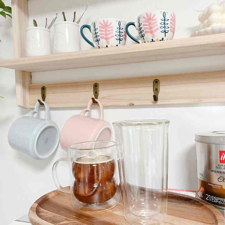 This is our home cafe located in a corner of the kitchen🥰

I installed a wall shelf to display frequently used items, cups, and goods when making coffee

This is one of my favorite spaces in the houseㅎ

I installed a wall shelf above the water purifier and use it as a shelf for water cups👍🏻

#Living #커피잔 #커피타임 #맞팔 #자취방인테리어 #신혼집인테리어 #홈카페 #일리커피머신 #일리캡슐 #벽선반꾸미기 #트레이추천 #캔들인테리어