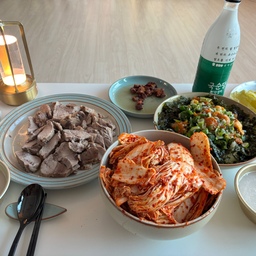 ✨쌍화탕 수육 & 무드등 감성✨
쌍화탕으로 삶은 수육, 이 조합 실화야…?🔥
알배추로 만든 겉절이랑 같이 먹으면 그냥 끝장남✨
무드등까지 켜두니까 분위기까지 완벽해…🌙
이거 꼭 해먹어야 한다 진짜❣️
#쌍화탕수육 #한식스타그램 #먹스타그램 #집밥그램 #홈술 #야식추천 #술안주 #겉절이
#무드등감성 #식탁무드등 #분위기맛집 #오늘의집스타일 #조명추천 #집꾸미기
#맞팔 #선팔하면맞팔 #소통해요 #좋반 #감성스타그램 #일상공유 #팔로우환영