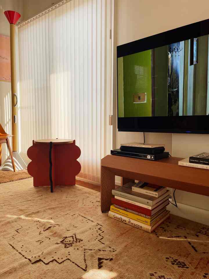 I like books stacked flat, so I brought some books from my study and arranged them there, taking into consideration the balance of colors, etc.

#books #洋書 #コーヒーテーブル