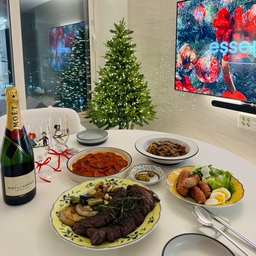 크리스마스날 선물받은 샴페인에 한잔 🥂
#크리스마스 #집에서파티 #트리 #요리 #샴페인 #술잔 
#팔로우환영 #팔로워 #맞팔해요 #맞팔선팔 #맞팔
