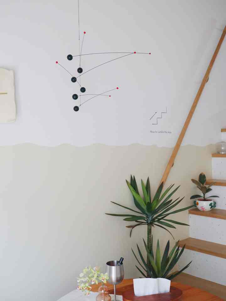 The mobile makes the room look so much nicer 🖤
It has become the focal point of the room 😌🌿
#LivingroomInterior #北欧インテリア #ohouseshopping #モービル