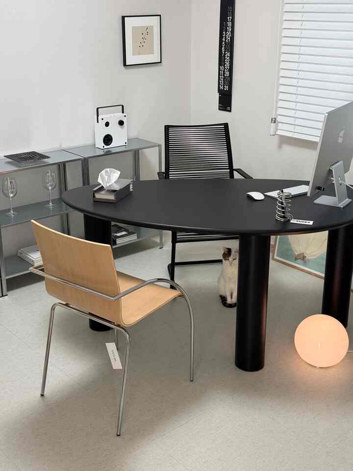 モダンな黒のダイニングルーム、木製の椅子とiMacが配置されたシンプルな空間、白い壁とブラインドで明るさを調整可能