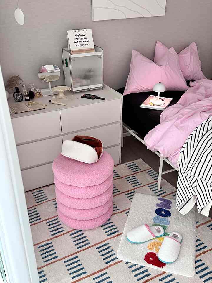 Saat ini, warna yang aku cari untuk kamar tidurku adalah merah jambu.
Kebahagiaan yang dihadirkan oleh warna-warna indah tidak dapat diungkapkan dengan kata-kata!
Baiklah, karena aku sudah bekerja keras hari ini, aku akan melompat ke warna pink dan berguling-guling :)



#OurHomeChugumi #침실 #침실인테리어 #침실꾸미기 #침구 #침구인테리어 #bedding #방꾸미기 #집꾸미기 #홈스타일링 #스윗홈 #핑크인테리어 #컬러인테리어 #유니크 #유니크인테리어 #핑크스툴 #러그 #러그인테리어 #나도크리에이터 #예쁜템최고야 #오늘의우리집 #불량주부다미 #다미홈 #메이트하우스 #집꾸미는김부인