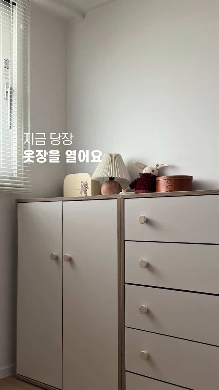 暖かい春が来ています ⋆˳˚ ⋆ 🌱
赤ちゃんが初登場して新しい半分に上がる今
お母さんが服を一番買うこの時、 
小さくなった服はよく処分してきちんとした赤ちゃんのワードローブを作ってみてください。

元の人生はすべてタイミングではありません、、
冬服は入れて春＆秋服を送ってくれます🧢

私は毎日コンビニで宅配便に行きます。 
一緒に背中を下ろしている赤ちゃんのお母さんが私を見てマーケットになるかと言います😂 
服を売ったのに着ていた服ですよ、、

あなたは赤ちゃんの服を使い果たしていますか？

＃ベビー服の整理＃ベビークローゼット＃ベビールームの整理＃整理＃収納＃整理収納＃整理ノウハウ＃小さな家＃小さな家のインテリア＃11坪＃11平インテリア＃15平＃15平インテリア＃整理収納＃整理整頓 