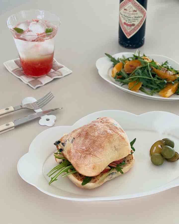 Sandwich ciabatta dan jeruk bali buatan saya ~ 🧡
Rasanya agak terlalu lezat..ㅎㅎ☺️



#Rumah Hari Ini #홈쿡 #오늘의요리 #루꼴라샌드위치 #홈카페 #소통 #맞팔환영 #콘수프기록 #집밥기록 #오홈스토랑 #주방인테리어 #주방꾸미기 #맞팔 #주방소품 #브런치 