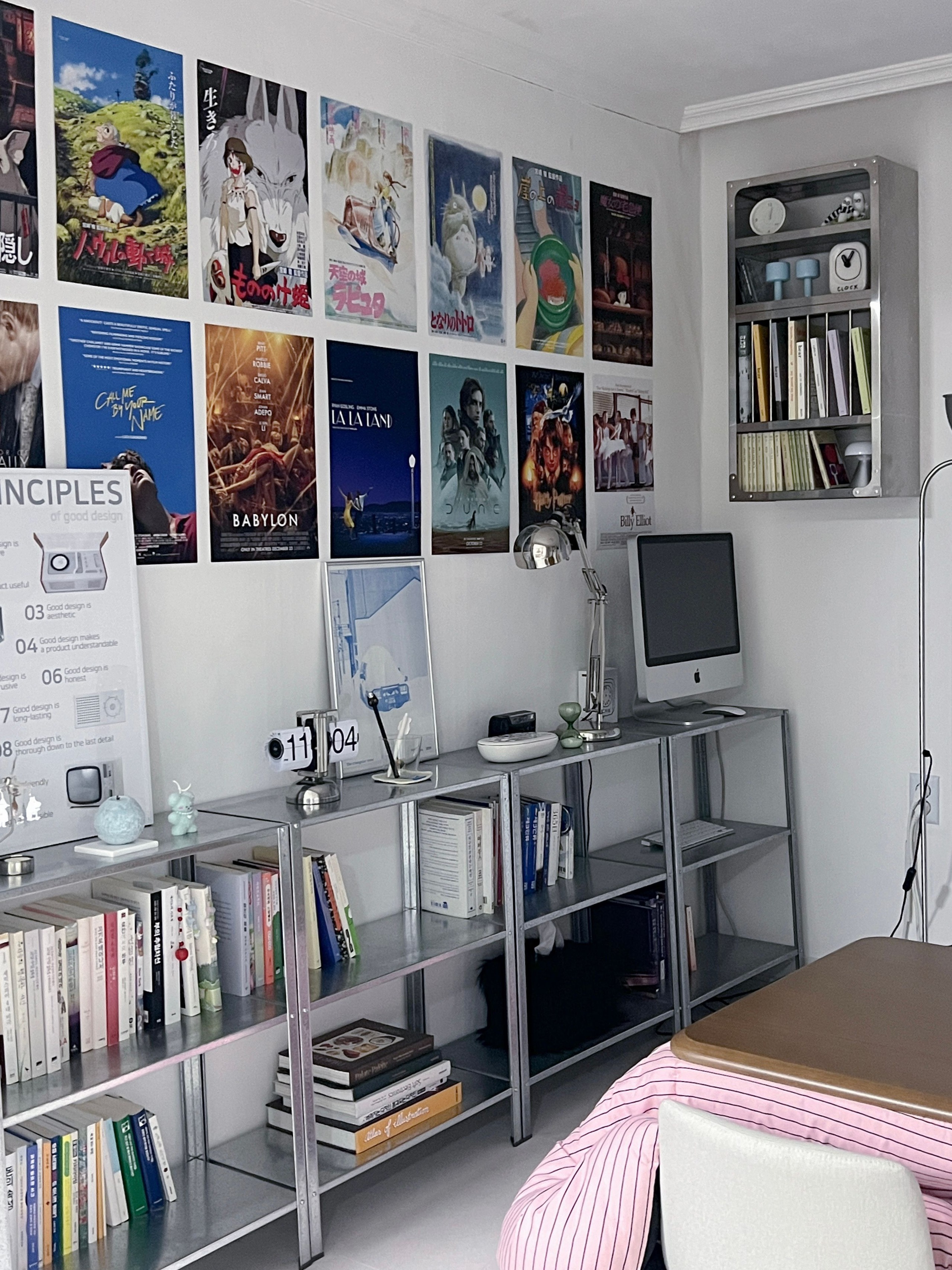 コンパクトな部屋向けミッドセンチュリーモダン風本棚のインテリア