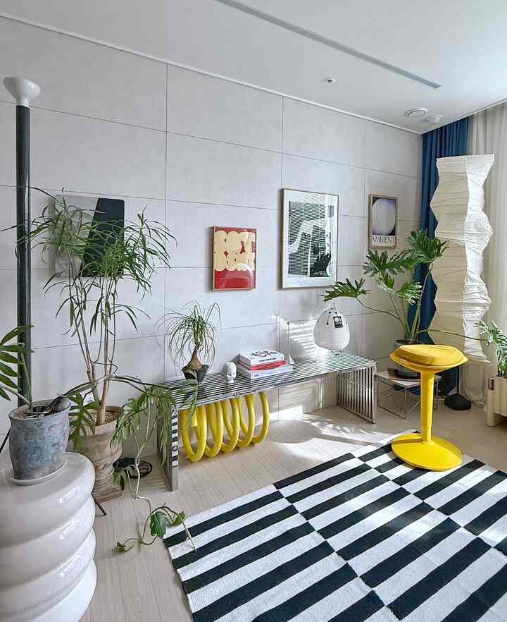 家を飾るときに最も重要なことを考えていますか？

私は最初にデザインを見て、次に実用性を 
言うと思います。😊

デザインが気に入って、次にクオリティを問わせる 
なるが、デザイン、クオリティ、実用性、リーズナブルな価格まで 
みんな満足すれば最高の選択ではないでしょうか？ 😍

そんな面でワールドプロムのステンレスベンチをおすすめし、 
したい。

豪華でスッキリとしたデザインがとても好きで、ベンチ
でのみ使用できるのではなく、ソファテーブルとしても活用 
可能で実用性も優れています。👍

スペースを効率的に使用しながらも素敵な雰囲気 
演出したいなら、このベンチがぴったりだと思います。

あちこちでそれなりの演出をしてみましたが、私はソファテーブルで 
活用するのが一番好きなんですよ。
 しばらくはこのように使ってみようと思います。
暖かい春の日、ゆったりとした日曜日をお過ごしください。 🌼

@worldfrominterior 

。
。
。

＃製品提供＃ワールドプロム＃海外織物＃家具ショッピングモール＃ベンチ＃ステンレスベンチ＃鉄テリアアイテム＃鉄テリア＃インテリア＃ホームスタイリング＃デザイン家具＃ベンチテーブル＃ソファーテーブル＃ベンチ＃interiorbench＃homesweethome＃decor＃homestyling＃interiordesign＃benchtable