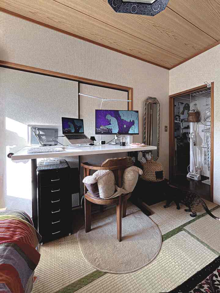 電動昇降デスクと天板はそれぞれで購入して組み合わせました🫶🏻

#一人暮らし #猫がいる暮らし #2DK #植物のある生活 #古物 #和家具 #アート #畳のある暮らし #ワークスペース #デスク #リモートワーク