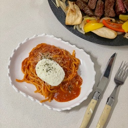 #모짜렐라토마토파스타
저녁으로 모짜렐라 올린 토마토 파스타와
코스트코에서 구매해온 살치살 굽고,
양파, 파프리카, 새송이 버섯, 파 구워서 같이 먹었답니다 😚
모짜렐라 치즈가 킥이었어요…😍‼️ 
아이들도 흡입하더라구요 🥹😅
#콘수프기록 #오홈스토랑 #토마토파스타 #모짜렐라치즈 #라귀올 #홈쿡 #요리 #주말저녁 #주말기록