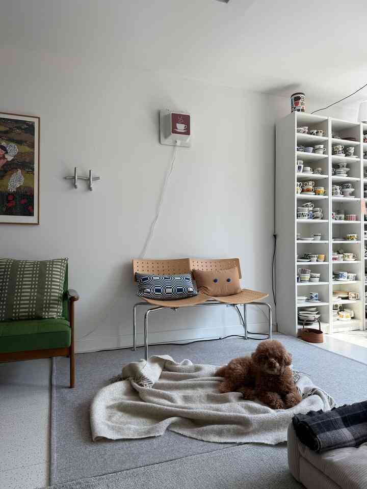 永家具のソリッド原木2人のベンチチェアです。 
このベンチチェアの利点は、ヒップ着座する部分が奥行きが軽く広く、両足が可能。後ろに濡れる角度 良く見るより楽。
ミニマルデザインです。実用性と苛性比で消費者の財布を配慮して生み出すその名、永家具です。  #의자 #가구인테리어 #거실꾸미기 #livingroom #livingroominspiration