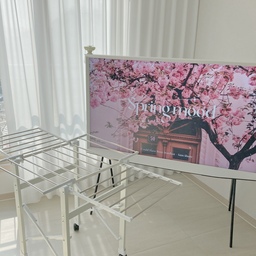 거실 뷰 ! 
아침에 흐리고, 살짝 비가내리더니
금새 해가떳네요 !!!!
후딱 세탁기 돌리고 건조기 못돌리는 빨래들 널어주려고 거실보는데!