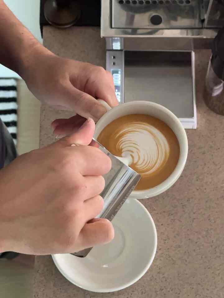 #週末に
週末はいつも夫と一緒にホームカフェをプレイ☕️

コーヒーに心からの夫のおかげで、いつもおいしいコーヒーを自宅でも飲めますよ☺️🫧 

今日の家で買ったホームカフェの装備もとてもよく使っていますが、次には装備だけを別に紹介します🖤

#今日の家で買った #ホームカフェ #ホームカフェインテリア #ホームカフェゾーン #ホームカフェツアー #ホームカフェゾーン #ホームカフェ小物 #ホームカフェスタイル #ホームカフェスタイリング #ホームカフェ遊び家の飾りグラム＃家の装飾品 
