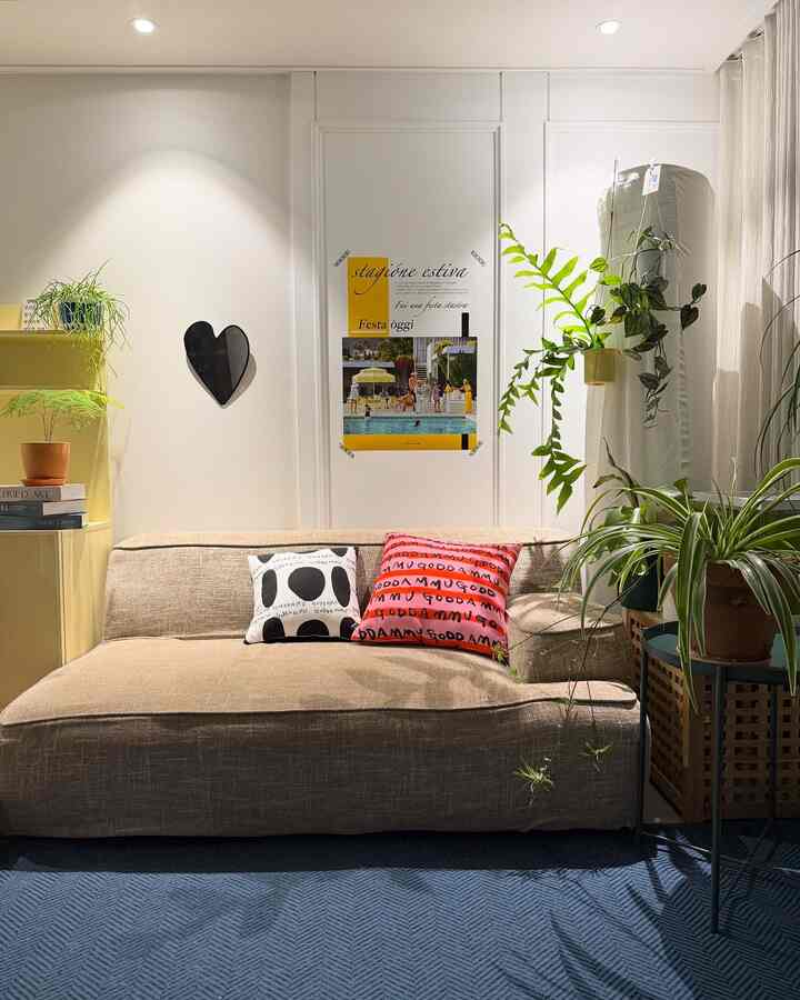 #오늘장면한컷 

Maret sudah berakhir minggu ini!
Cuacanya semakin hangat sekarang,
Bunga bermekaran di mana-mana. 

Karena musim semi telah datang seperti ini
Saya juga ingin mengubah interiornya.
Bukan hanya saya, kan? 💗🩵

Saya juga melakukan beberapa belanja kebutuhan pokok yang selama ini saya tunda. 
Saya juga mencoba mengubah posisi sofa lama yang tidak bisa saya buang. 
Saya juga menempelkan poster yang cocok dengan setiap dinding. 

Poster A Picture Moment memiliki warna yang sungguh cantik.

Satu poster di dinding polos
Ruangan terlihat lebih cerah dan bercahaya ✨

#MomenApicturemoment #어픽처모먼트포스터 #포스터인테리어
#InteriorRuangTamu #포스터인테리어 #포스터맛집 #포스터
#Tounou #뚜누쿠션 #tounou #뚜누소파쿠션 #거실 #거실인테리어 #소파인테리어 #소파쿠션 #소파쿠션추천 #인테리어소품 #집에서제일바빠 #살림살이 #집순이
#sarung bantal sofa #집꾸미기 #ftc9기이야기 #ftc9기
#40-interior apartemen pyeong #마켓비수납장 #마켓비조명 

