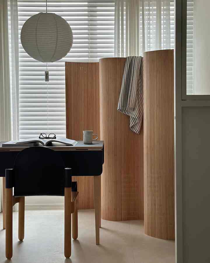 #오늘장면한컷

私の部屋にはかなりの月があります🌕

最近、ハンジ照明の魅力に夢中になっていました。
最後に、ヌノースのムード付き紙照明
私の家に着いたのはなんですか🫣

直径30から60までサイズが多様で悩みましたが、
西在室が大きい方ではなく40サイズで選びました！

照明が1つしかありません。 
ムードが大きく変わった書斎の雰囲気🖤

天井取付型、プラグ型ソケットも2種類あります。  #nunoz #paperlamp  #서재인테리어 #홈오피스인테리어  #모던인테리어