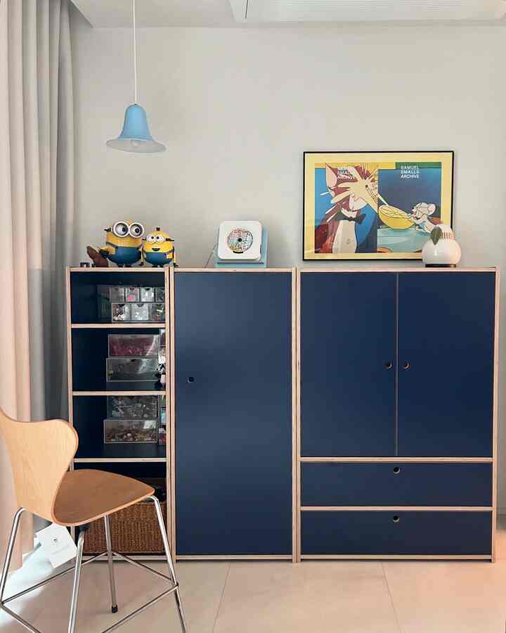 息子の部屋は消しても消しても答えがありません😆💙

フルショットを撮りたいのですが…。
一部分もやっと撮れますよ😆

ジェイディホームドレッシングワードローブは高くありません。 
上に好きなキャラクターも載せて額縁も掛けられてよかったです。😆💙
ネイビーカラーであるにもかわいそうに見えず、きれいで満足ですよ！

 🏷️@jdhomedressing_official  #초딩방 #초1 #초1아들 #옷장  #맞팔