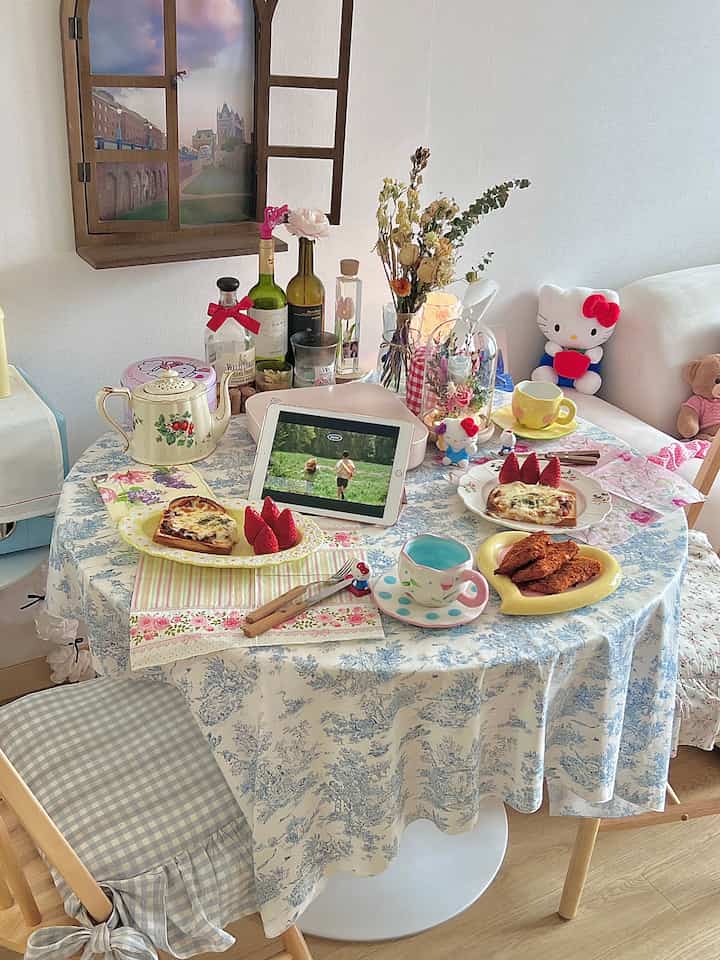 #오늘장면한컷

Today, I was wondering how to use the leftover spaghetti sauce and made #피자토스트 ❤️ The weather has been really warm lately, so I tried to fill the table with a spring feeling 😘💚

#Flower #방수식탁보 and spring playlist, #빈티지 with flower patterns #접시, and I used the flower lights that my close friend bought me a while ago 🤍

Did you guys have a good day?? 🥰 I hope you all have a happy evening 💛 I will continue to diligently run to reply 🥰

#Followback #맞팔해요 #조명 #헬로키티 #샹들리에 #식탁 #의자 #방석 #쿠션 #쇼파 #컬러인테리어 #프렌치 #유럽 #찻잔 #빈티지인테리어 #엽서 #포스터 #에어프라이어 #체크 #창문액자 #액자 #스탠드 #단스탠드 #곰돌이