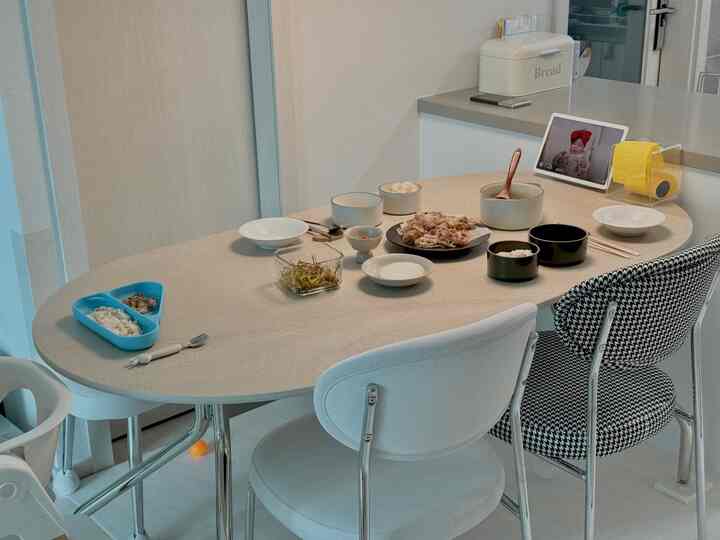 ＃五感レビュープログラムを通じて製品を提供され、直接使用してスタイリングした後期です。

アイルランドのダイニングテーブルだけを使った我が家、今はこのダイニングテーブルをメインに使っていますよ🍽️
私が実際に使ったティーエスパーニチャーアルト15Tポセリンセラミックダイニングテーブル1600のレビューを始めましょう！

🏡私たちの家にぴったりのポセリンセラミックダイニングテーブル

これまではアイルランド食卓一つで食事もして、簡単な料理もして、時には作業もしました。しかし、書けば使うほどスペースが狭く感じられ、何よりも家族が集まるので少しは不便でした。テーブルダウン テーブルが必要だという考えを曖昧にしている中、今日の家を通じてこの製品に会うことになりました。

ティエスパーニチャーのアルト15Tポセリンセラミック食卓テーブル、思ったよりもはるかに高級で実用的な製品です。ぴったり見ても高級な天板カラーから感心が出てきて、設置直後から「私たちの家に元々あった家具みたいだ」という感じがするほど空間と自然に調和していました。


#ダイニングテーブルおすすめ #セラミックダイニングテーブル #ポセリンダイニングテーブル #ティーエスパーニチャー #アルトダイニングテーブル #サンドベージュ #1600ダイニングテーブル #アイルランドダイニングテーブル #ホームカフェインテリア #リビング雰囲気 #ダイニングテーブルスタイリング #インテリア家具 