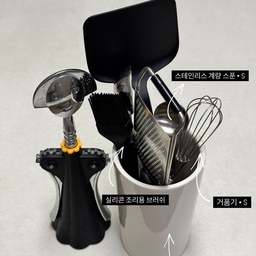 #무인양품에서뭐사지 
매일 사용하는 MUJI 무인양품 찐 추천템🖤
미니멀한 디자인과 실용성을 동시에 잡은 #무인양품 #주방템 너-무 추천하고, 깔끔한 주방을 원한다면 이 아이템들 주목해서 봐주세요!
그 중 최고는 키친 툴 스탠드입니다.
군더더기 없는 컬러와 깔끔한 실린더 형태로 어떤 주방에도 잘 어울리는 디자인이에요.
매끈한 세라믹 소재에 적당한 사이즈로 조리 도구를 깔끔하게 정리할 수 있고 다양한 #키친툴 을 넣어도 수납력이 넉넉해서 좋았어요.
💡TIP!
무인양품 키친 툴 스탠드는 바닥에 구멍이 없는 디자인이라 펜꽂이나 화병으로도 활용 가능해 주방뿐만 아니라 다양한 공간에서 활용해 보세요!!
여기 저기 너무 잘 어울릴 거에요🕊️🤍
#오늘의집 #오늘장면한컷 #콘수프기록 #셀프인테리어 #20평대인테리어 #전세집인테리어 #전세집 #내돈내산 #내돈내산추천템 #주방템 #살림템 #알레시 #알레시와인오프너 #트라이앵글 #예쁜템최고야 #맞팔 #가성비 #가성비살림템 #마이페이지꾸미기 
