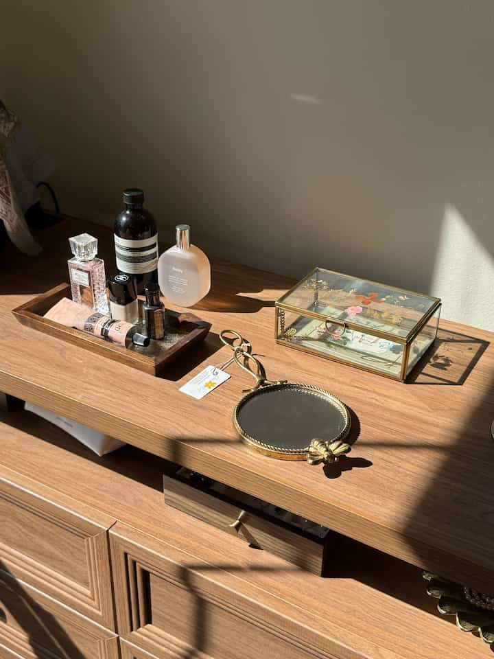 antique mirror and glass box 
love this mood 🧡

#bedroom #bedroominterior #drawer #bedroomdrawer #mirror #jewerlybox 