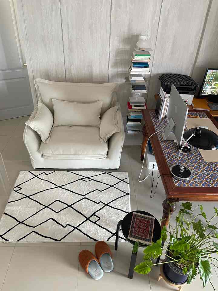 #오늘의거실
The fine dust level is bad again today.
Still, a little ventilation in the morning is essential!
Let's start with a refreshing mind!💛

#Today's House #전원주택 #주택인테리어 #주택살이 #집꾸미기 #거실인테이러 #소파 #1인소파추천 #원형스툴 #마켓비 #조명 #단스탠드 #조명인테이어 #식물 #식집사 #북선반 #플랜테리어 #환기 #좋아요