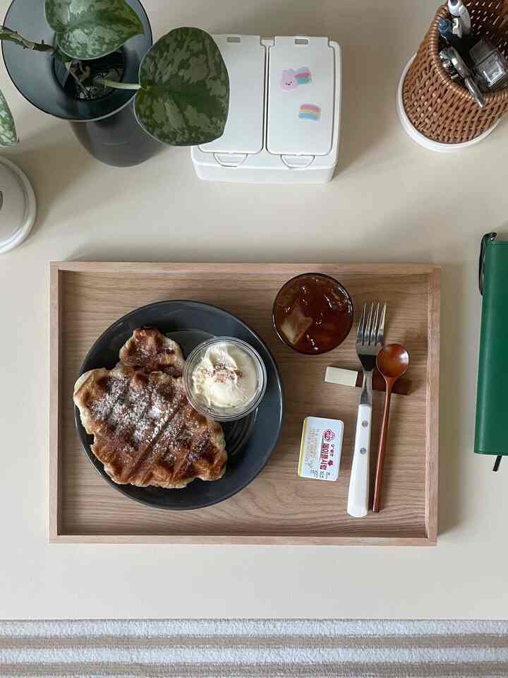 ✨ホームカフェの雰囲気を出したいなら？

週末の朝のクロップルとコーヒーの配信食品
勇気目を食べる2％残念
ダイソーウッドトレイに入れてみました。

トレイに入れるだけでした。
同じ食べ物ももっと美味しく見える気分😊💕

簡単なフレッティングで自宅でもホームカフェの雰囲気を出したいならおすすめですよ👍🏻  #주말에제일바빠 #주말에뭐하집 #우드트레이 #우드쟁반 #음식플레이팅 #홈카페 #맞팔 #맞팔환영 #자취생 

