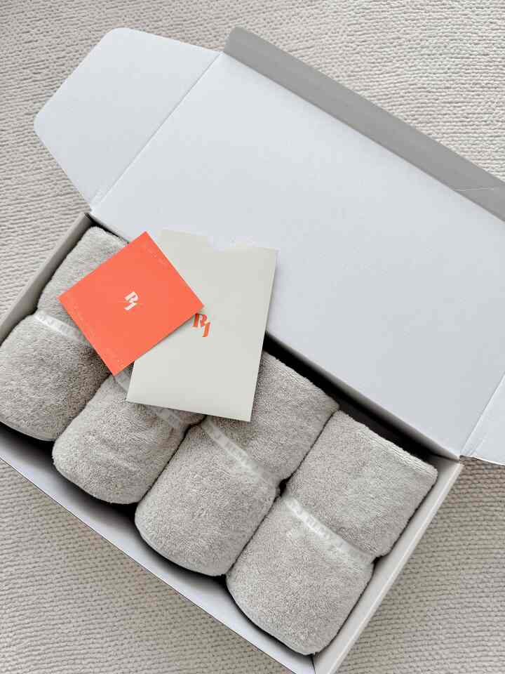 #家の贈り物 
人生の質が変わる、石石を飲む #レミジェイフェイスタオル🖤

最近弟に家たちがプレゼントとしてもらったレミー・ジェイ・バンディング・フェイスタオルです。

それでも引っ越してタオルを変えなければならなかったが、
私の心をどう知っています。

私はタオルを＃もっと書いてみて、＃TWBも使ってみましたが、結論としてレミー・ジェイのタオルがより良かった理由をお知らせします。

▫️不足のないサイズ
      - 一般タオルより10cm以上大きく製作
▫️高重量タオル
      - 250gの高重量でホテルタオル以上のクオリティを提供
▫️最高級素材
      - オーストリアのレンジャー社の最高級モーダル繊維を使用し、羽のように柔らかく、長く使用しても変形なしに維持
▫️収納の便利さ
▫️優れた吸収力

毎日使用するタオル、
デザイン特許を受けたバンディングで乱れることなく整理してみてください。どこでもきれいな収納が可能ですよ🤍



今日の家テリア #コンスープ記録