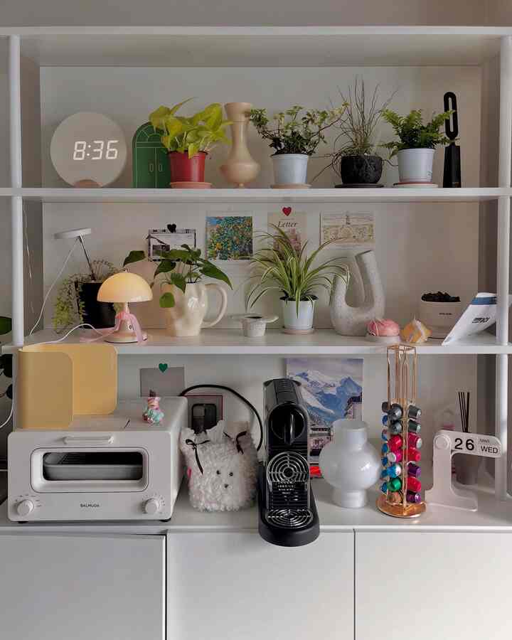 #우리집추구미

日に入る日、すぐに撮らなければならないリビングルームのショット 

先週末坡州に行き、植木鉢をいくつか連れてきたものを集めておいてみると、より豊かになった植物ゾーン🪴🌿

今私も暖かくなり、換気も頻繁にさせ、よりよく育ててみるべきです〜  #거실장 #셀프인테리어그램