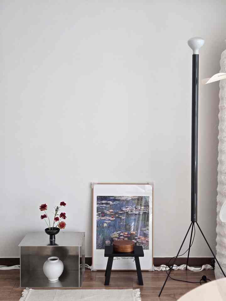 #우리집추구미 は快適さです。
退勤して家に来たときに居心地よく休むことができるコージーなムードを追求しています。

背の高いフロースのジャンスタンドとジャラホームスツール、アルミボックスで感度を上げてくれました。 

そして私の家で一番大切なのはまさに花です。花のある生活をモットーで季節の花々で空間に生気を吹き込んでくれます。 

オンラインで購入すれば1段に数千ウォン台で購入できるところも多いので、軽く生花を置いてみることをおすすめします。

写真の花はバタフライです。 

#cozyinterior #코지홈 #flos #frama #버터플라이 #여토공방 #이케바나 #수반 