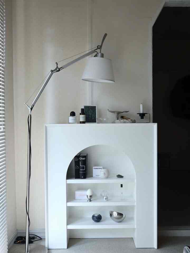 
マントルピース周りを模様替えしました ☺︎
ソファ横に置いていたフロアライトをコチラに持ってきたけどイマイチかな😑
リビング模様替え迷子になっています…。

模様替えしたら写真で見ると客観的に見れてオススメ！





#Koreaninterior #韓国インテリア #無機質インテリア #シンプルなインテリア #シンプルインテリア #模様替え #海外インテリア #ホワイトインテリア #インテリア #インテリア家具 #インテリア小物 #インテリア照明 #シンプリスト #ミニマリズム #シンプルなインテリア #シンプルライフ #シンプル #リビングインテリア #リビング模様替え #模様替え中 