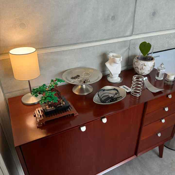 IKEAの証明和紙のような暖かい光がとても綺麗。
細かいアイテムもカラーを定める事で形やサイズはバラバラでもまとまって見えてくれる。
#チェスト #ヴィンテージ #和洋折衷 #シルバーアイテム #アクセサリー収納