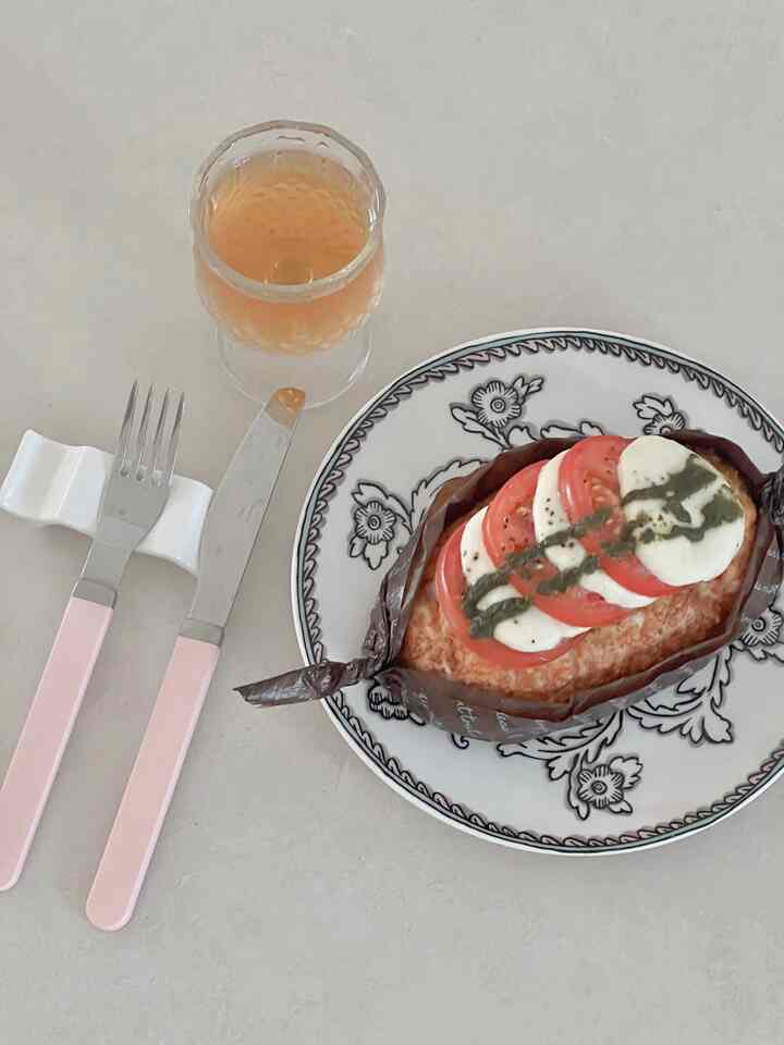 Ini adalah toko roti yang sedang aku impikan akhir-akhir ini🥐🥪
Roti sehat yang dibuat dengan tepung gandum organik
Itu membuatnya sangat lezat
Apakah ini restoran sungguhan yang hanya saya yang tahu?

Pindahkan ke piring dengan rapi
Kalau dimakan sambil nonton bisa ketipu nih
Senang sekali~~😍😍

#Kafe rumahan #홈브런치 #빵맛집 #신혼식탁 #커트러리 #디저트접시 #신혼집인테리어 #홈카페인테리어 