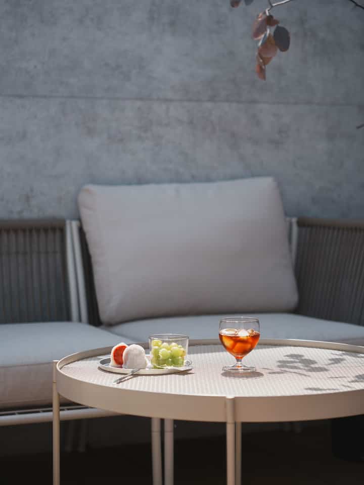 Cuacanya bagus sekarang, jadi saatnya untuk menikmati camilan di balkon.

Oleh-oleh daifuku stroberi dari Osaka sungguh lezat.

#Balkon #バルコニーインテリア #屋外用テーブル #IKEA #カフェ #スイーツ