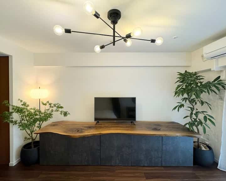 部屋のメインであるテレビ台🌿

限られた空間で家具を配置するときに
考える事の１つで

『家具の兼用』

台になってるキャビネット（ベストー）は
収納+テレビ台+飾り台の
１つの家具で3つの役割をしてくれます✨

横幅が3メートルあるので
結構広めに場所をとりますが
映画を観るのが大好きなので
こじんまりしたテレビ台よりかは
迫力が欲しくて
考えた結果辿り着きました…

生活感を消す為に
テレビではなくプロジェクターが流行ってるけど
個人的には鮮明な映像を観たいから
やっぱりテレビが好き

#ルームツアー
#roomtour 
#一枚板
#神代杉
#bestå 
#besta 
#テレビ台
#テレビボード 
#TVstand
#TVboard
#一人暮らし 
#一人暮らしインテリア 
#インテリア
#シンプルな暮らし
#ジャパンディ
#ジャパンディスタイル 
#Japandi
#japandistyle