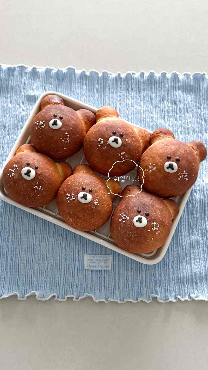 ఇ
。
。
𝘛𝘦𝘥𝘥𝘺 𝘣𝘦𝘢𝘳 𝘴𝘢𝘭𝘵 𝘣𝘳𝘦𝘢𝘥 🧸🩵

ちゃんちゃんが来て初めてホームベーキング

船が出てくると焼くのは簡単ではないと思います。
白鳥を見て、肝臓に生地を取り出してもらって
クマは塩パンを作った。

猿をするときは、ベーキングが最高です。
肝臓に集中して作ってみました 耳욤

#ホームベーキング #デザート #スナック #homebaking
＃塩パン＃塩パンを作る＃クマの塩パン
＃ウィズウェルオーブン＃ウィズウェルインヘンス2＃キッチンエイド
＃今日の家＃家を飾る