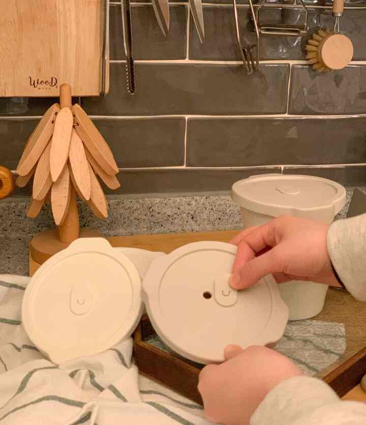 ナチュラルトーンのキッチン空間、陶器の容器と木製の小物が配置された雰囲気のあるインテリア