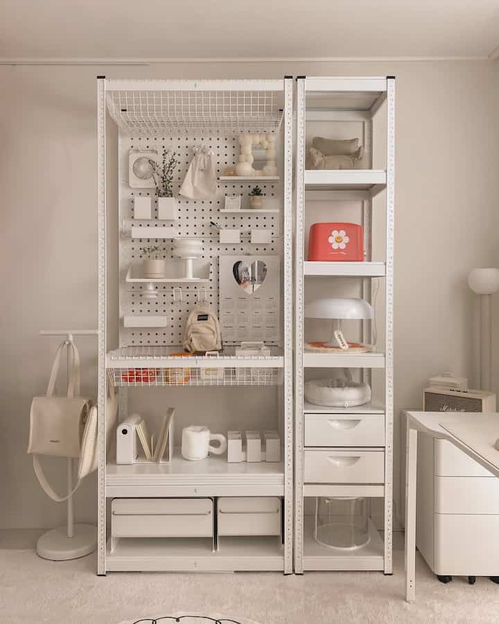 落ち着いたベージュトーンのホームオフィス、白い収納棚とデスクが配置されたシンプルでモダンなインテリア