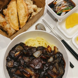 #오홈스토랑 #콘수프기록 오늘의 메뉴는 바로 짜장면 + 탕수육 + 군만두 조합! 🖤🍜🥟
🖤 짜장면: 쫄깃한 면발과 윤기 좔좔 흐르는 짜장소스의 환상적인 조합!
🍖 탕수육: 바삭한 튀김에 새콤달콤 소스까지 곁들이니 완벽!
🥟 군만두: 바삭한 만두까지 곁들여서 한입 베어 물면 크으~
📸 이런 날은 집에서 시켜 먹는 게 최고! 🍽️🏠
여러분도 짜장면 한 그릇 어떠세요? 😋💕
#신혼부부일상 #신혼부부밥상 #중식 #중국집 #오늘의메뉴 #금요일저녁 #불금메뉴 #불금 #밥상 #밥상일기 #오늘의우리집 #오늘의기록 #맞팔
