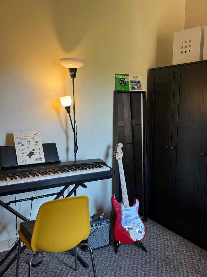 sudut musik kecil di kantor rumah 
🎹🎸🎼

#musik #musicroom #guitar #electricpiano #lamp #homeoffice
