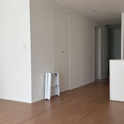 오늘의 우리집🏠
지금 생각해도 참 잘 고른 퓨어화이트 벽지+로그브라운 구정마루 그랜드텍스쳐165 조합 ♥
#강마루 #구정마루 #로그브라운 #퓨어화이트 
#퓨어화이트조합 #20평대인테리어 #거실인테리어
#미니멀라이프 #미니멀리스트모여라
