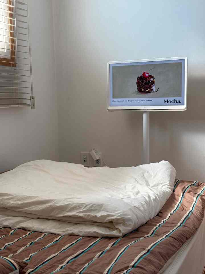 LGスタンバイミに似たLGルーム＆テレビです🤭
台座を別途購入してスタンバイのようにお使いいただけますし、下には車輪があり、あちこち移動するのにも便利です。
縦方向に切り替えたり、画面タッチはできませんが、
価格にとても満足しているアイテムです。
LG ThinQアプリで画面操作すると、より簡単に使えるのでルーム＆テレビおすすめです！
＃コンスープ記録＃コンスープ＃LGルーム＆テレビ＃LGスタンバイ＃家電製品＃LG＃家電製品おすすめ 